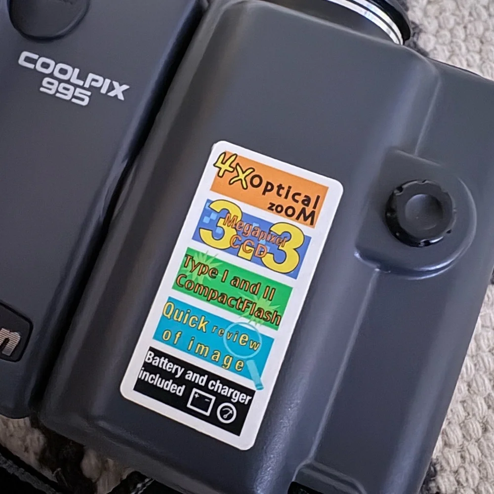 Nikon COOLPIX 995 Black Digital Camera Set